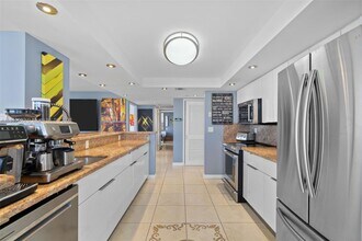 200 Leslie Dr in Hallandale Beach, FL - Foto de edificio - Building Photo