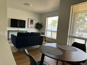 10111 Golden Meadow Dr in Austin, TX - Foto de edificio - Building Photo