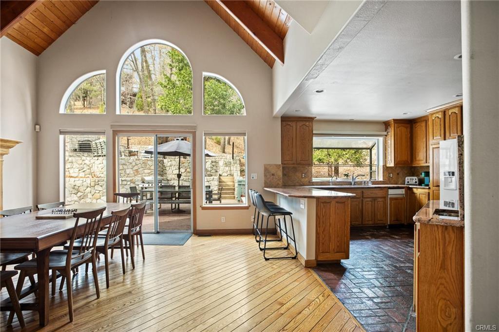 27516 W Shore Rd in Lake Arrowhead, CA - Building Photo