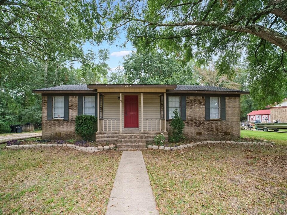 201 Bayou Ave in Saraland, AL - Building Photo