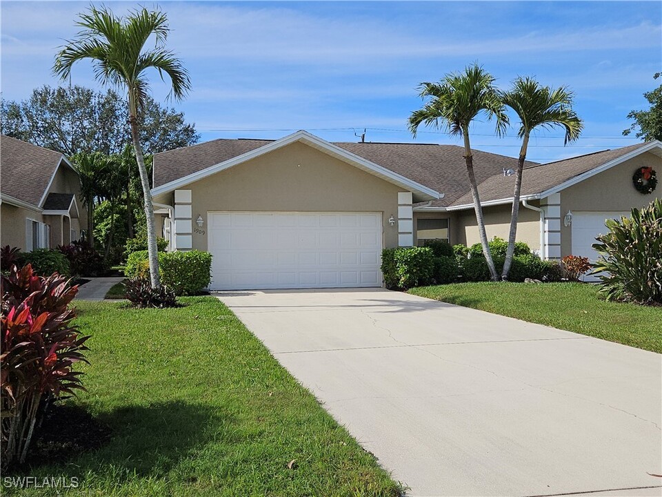 1909 W Crown Pointe Blvd in Naples, FL - Building Photo