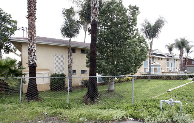 Quince Park Apartments in Escondido, CA - Foto de edificio - Building Photo