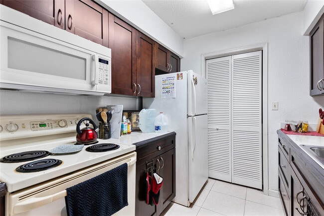 755 Riverside Dr in Coral Springs, FL - Building Photo - Building Photo