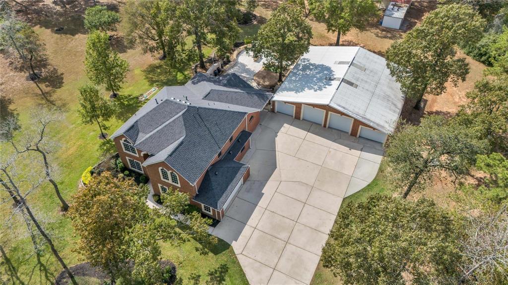 203 Mapleleaf St in Magnolia, TX - Building Photo