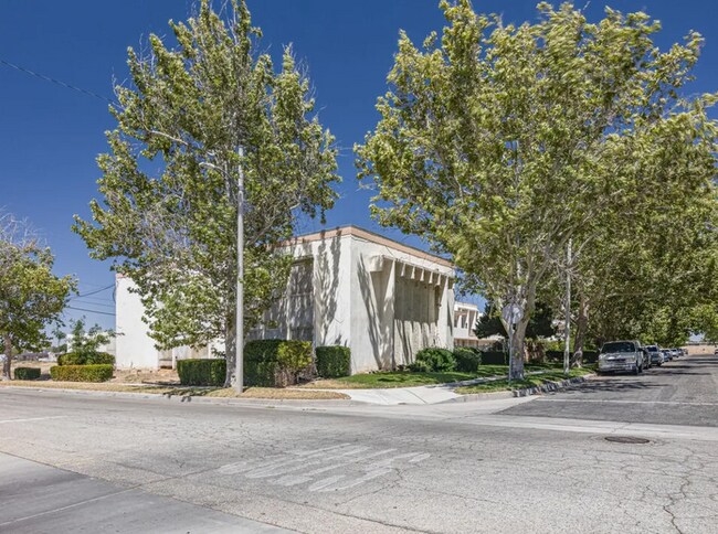 1341 W Avenue J4, Unit 107 in Lancaster, CA - Building Photo - Building Photo