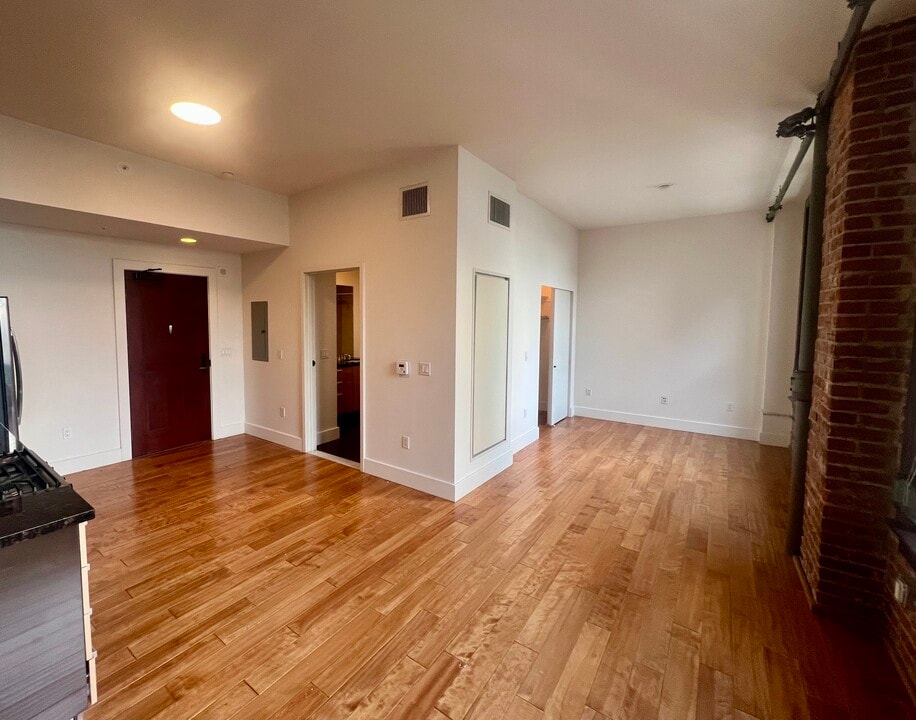 460 S Spring St, Unit 304 in Los Angeles, CA - Building Photo