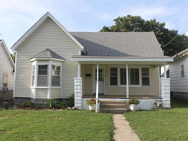 property at 808 W 4th St