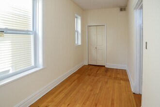 2326 N Southport Ave, Unit 2F in Chicago, IL - Building Photo - Building Photo