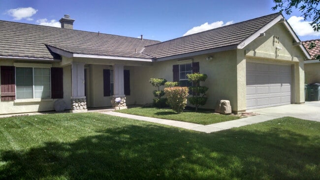 3365 Summer Breeze Ave in Rosamond, CA - Building Photo - Building Photo