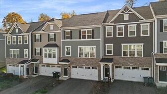 400 Plaza Dr in Pleasant Hills, PA - Building Photo