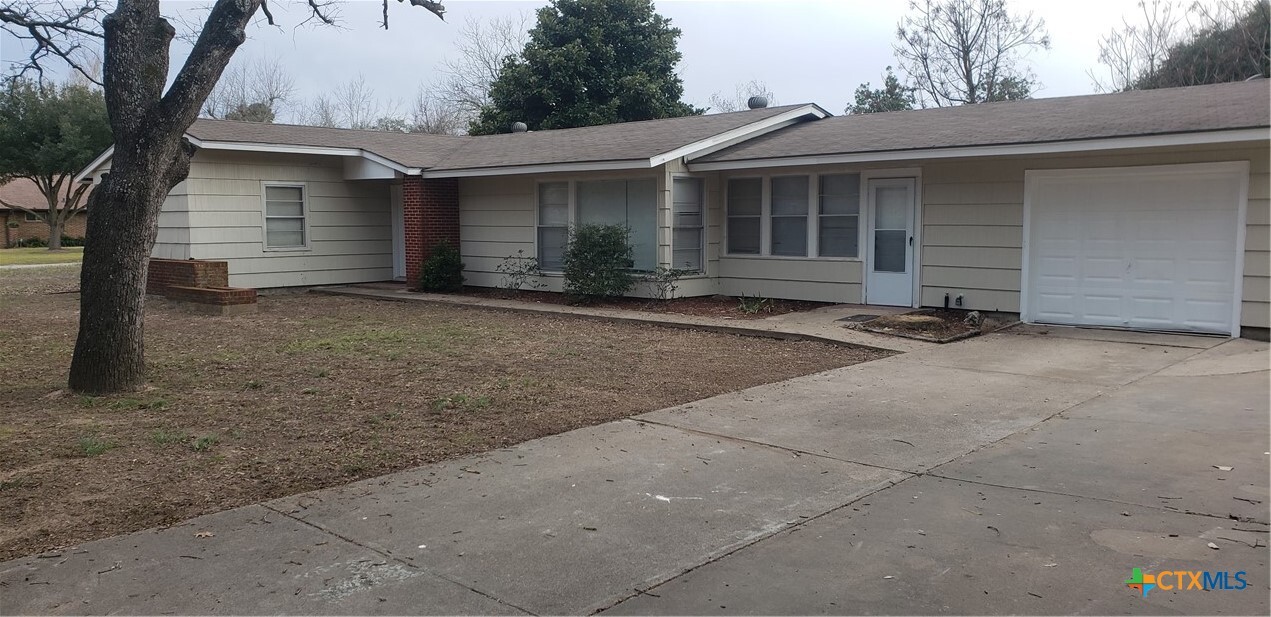 401 San Jacinto Dr in Rockdale, TX - Building Photo