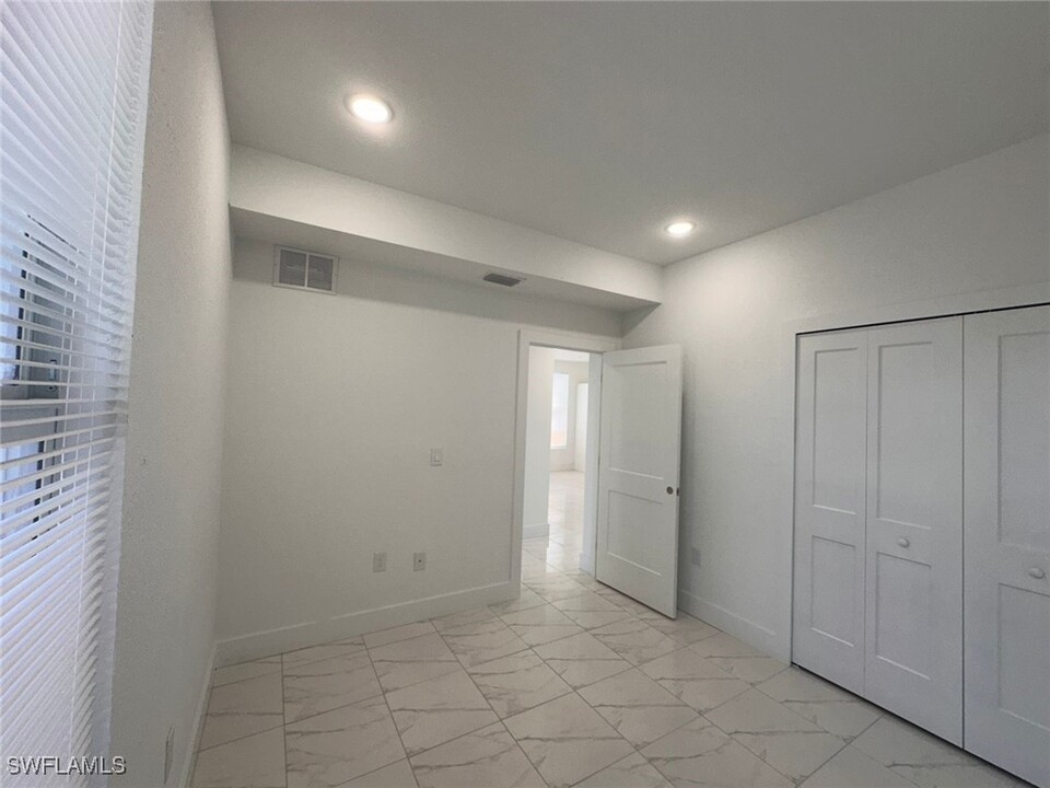 841 Apartment St in Lehigh Acres, FL - Foto de edificio