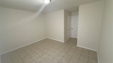 8210 Sam Rayburn Dr in Austin, TX - Foto de edificio - Building Photo