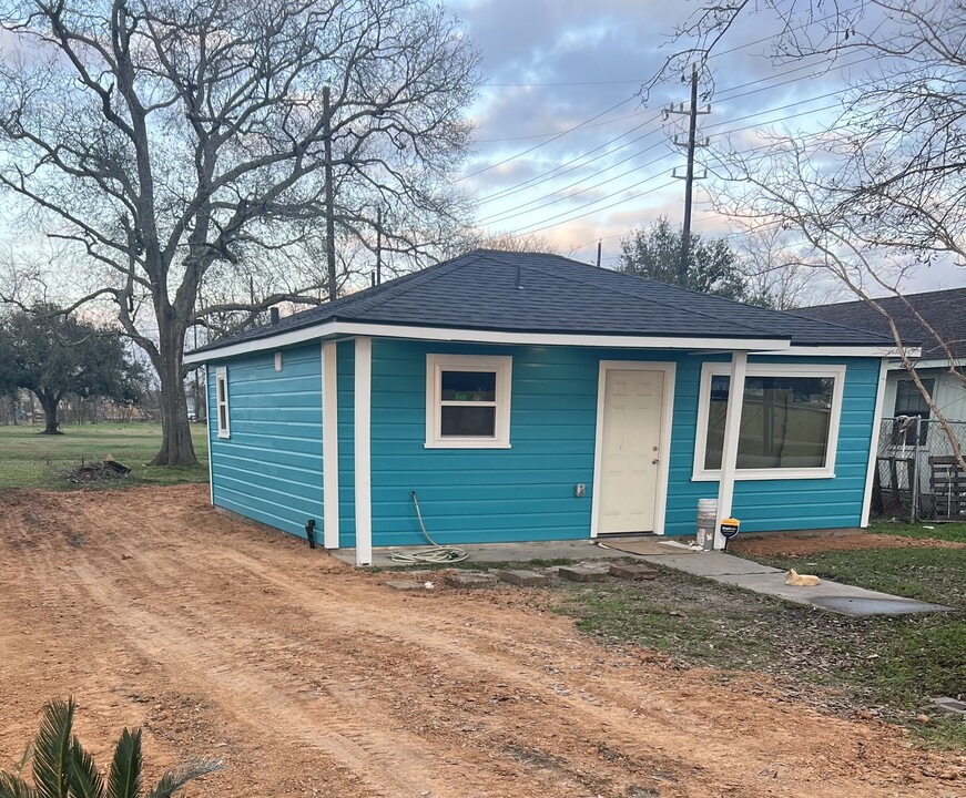 8823 Noble St in Needville, TX - Building Photo