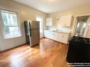 26 Taft St, Unit 3 in Boston, MA - Foto de edificio - Building Photo