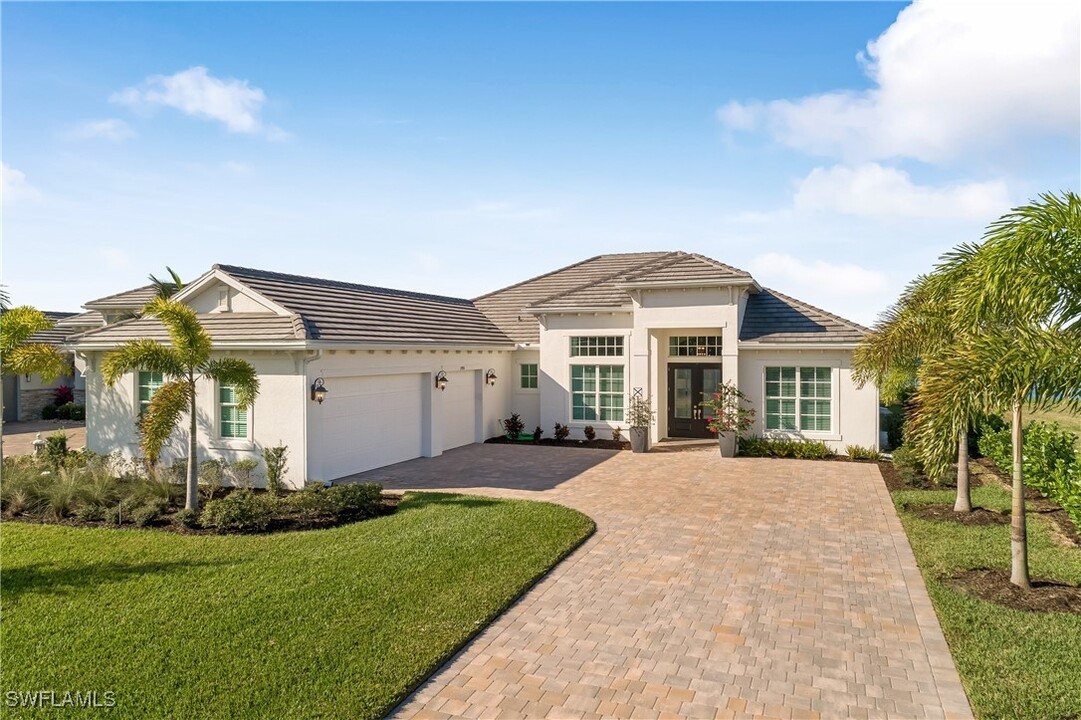 13974 Blue Bay Cir in Ft. Myers, FL - Foto de edificio