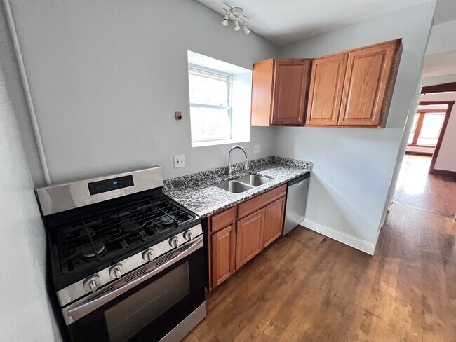 2817 N Clybourn Ave, Unit 2 in Chicago, IL - Building Photo - Building Photo