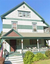 32 Rhode Island Ave in Newport, RI - Building Photo