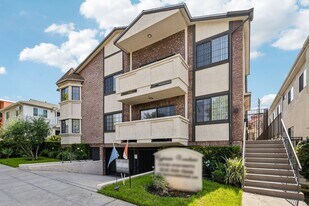 476 E Cypress Ave in Burbank, CA - Building Photo