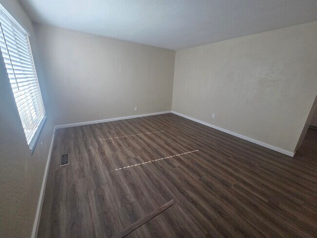 20077 Redwood Rd in Castro Valley, CA - Foto de edificio - Building Photo