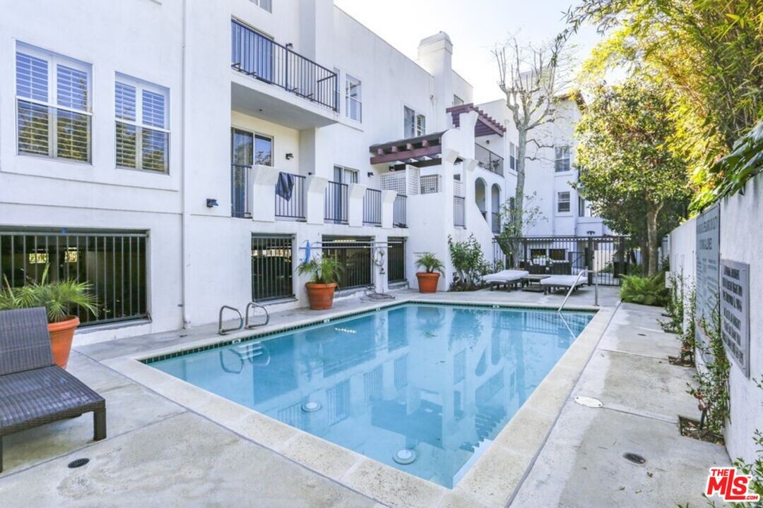 1031 N Crescent Heights Blvd in West Hollywood, CA - Building Photo