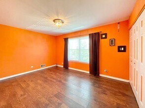406 Gloria Ln in Oswego, IL - Building Photo - Building Photo