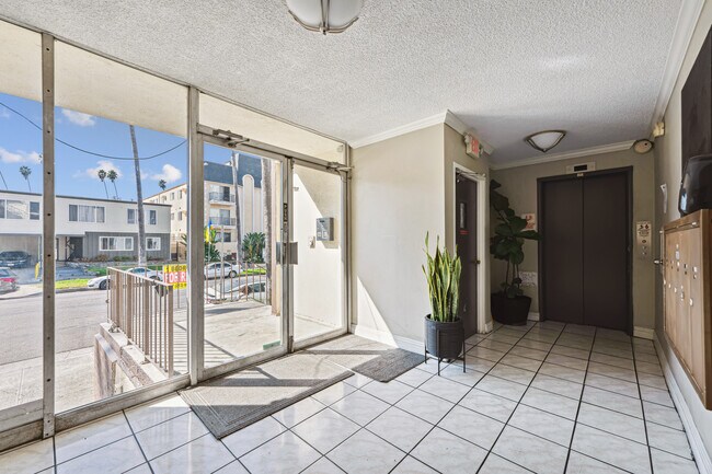 Kenmore Apartments in Los Angeles, CA - Building Photo - Building Photo