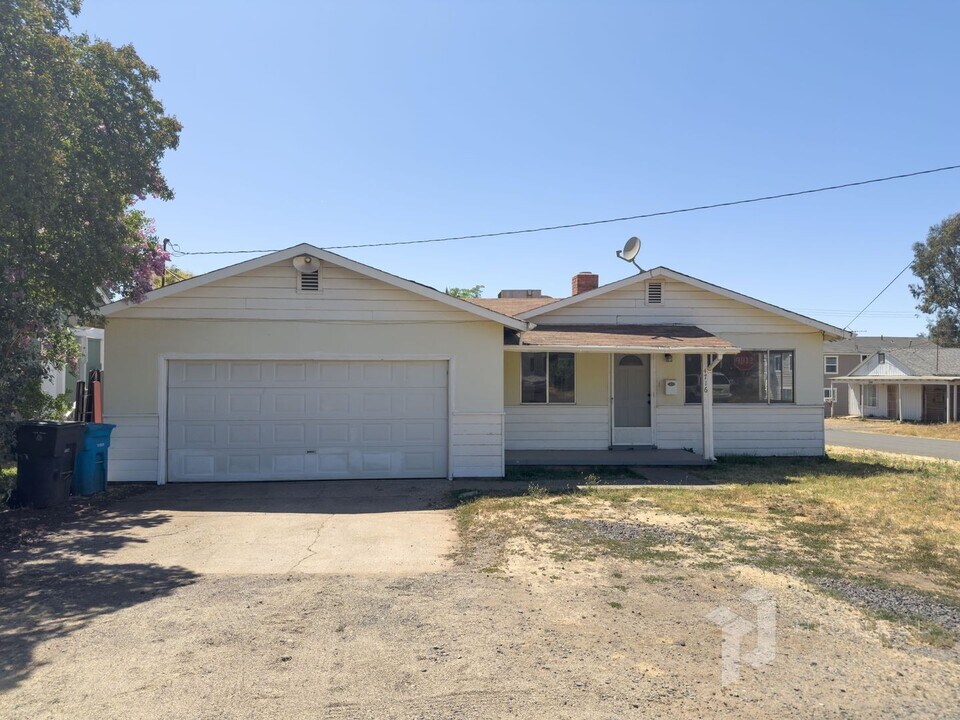 4716 Virginia Ave in Oroville, CA - Foto de edificio