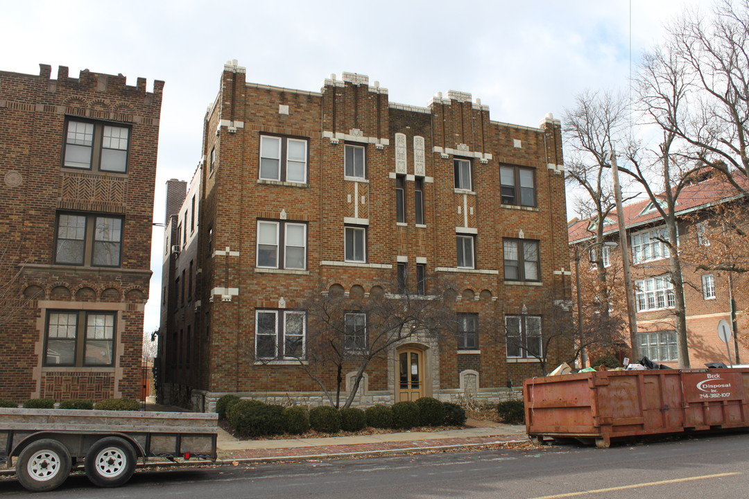 West Forest View in St. Louis, MO - Building Photo