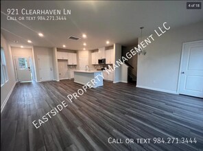921 Clearhaven Ln in Fuquay Varina, NC - Building Photo - Building Photo