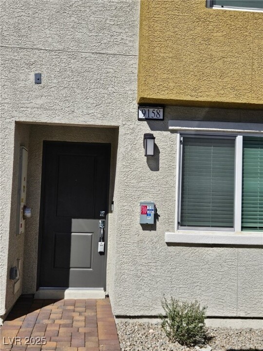 9158 Orange Horizon Ave in Las Vegas, NV - Foto de edificio
