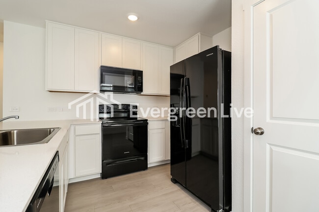 240 Sycamore Pl in Wilmer, TX - Building Photo - Building Photo