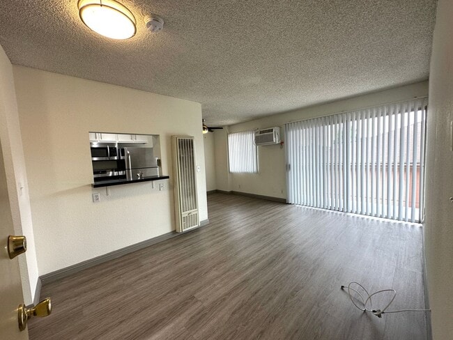 3730 S Sepulveda Blvd, Unit 202 in Los Angeles, CA - Building Photo - Building Photo