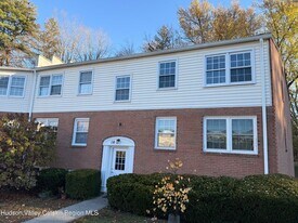 16 Huguenot St in New Paltz, NY - Building Photo