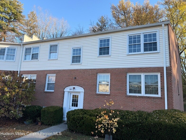 16 Huguenot St in New Paltz, NY - Foto de edificio