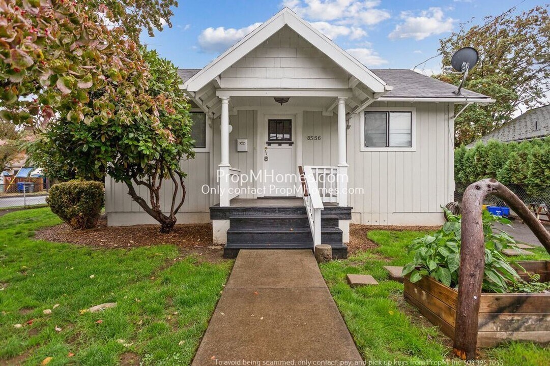 8356 SE Lafayette St in Portland, OR - Building Photo