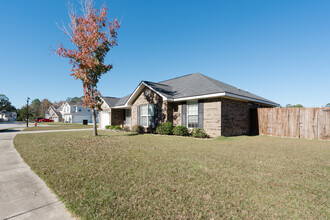 636 Piedmont Ave in Hinesville, GA - Foto de edificio - Building Photo