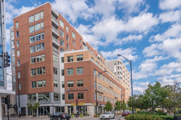 301 N Neil St, Unit 710 in Champaign, IL - Building Photo