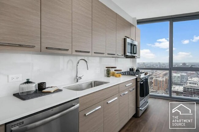 727 W Madison St-Unit -STUDIO in Chicago, IL - Building Photo - Building Photo