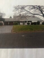 35 Red Berry Rd in Levittown, PA - Building Photo