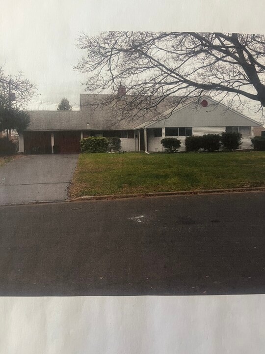 35 Red Berry Rd in Levittown, PA - Building Photo
