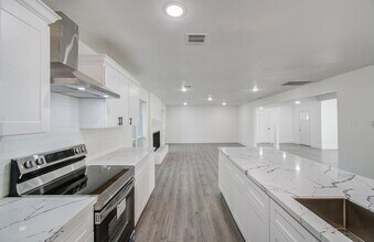 595 River Plantation Dr in Conroe, TX - Building Photo - Building Photo