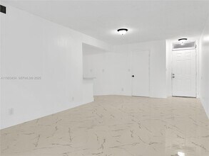 211 Lake Pointe Dr in Oakland Park, FL - Building Photo - Building Photo