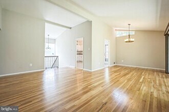 7826 Glenister Dr in West Springfield, VA - Building Photo - Building Photo