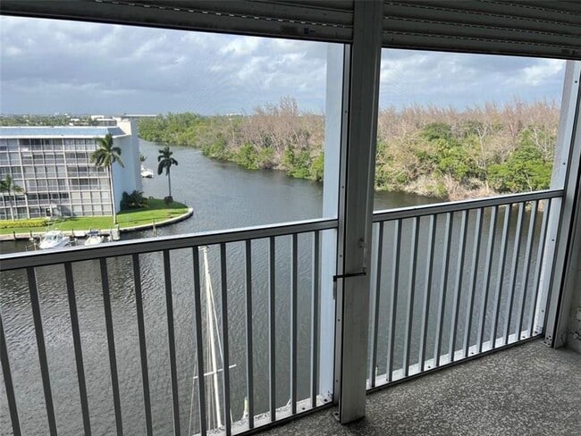 1537 E Hillsboro Blvd in Deerfield Beach, FL - Building Photo - Building Photo