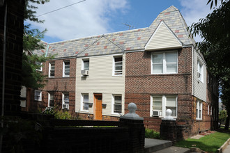 214-35 93rd Ave in Jamaica, NY - Foto de edificio - Building Photo