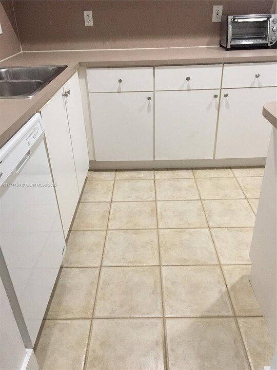 6740 NW 114th Ave in Doral, FL - Building Photo