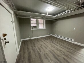 16 Irving St-Unit -G1 in Newark, NJ - Foto de edificio - Building Photo