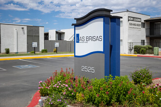 Las Brisas Apartment Homes in Tucson, AZ - Foto de edificio - Building Photo