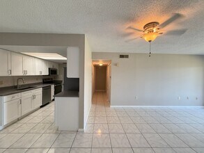 5175 Vineland Rd in Orlando, FL - Building Photo - Building Photo